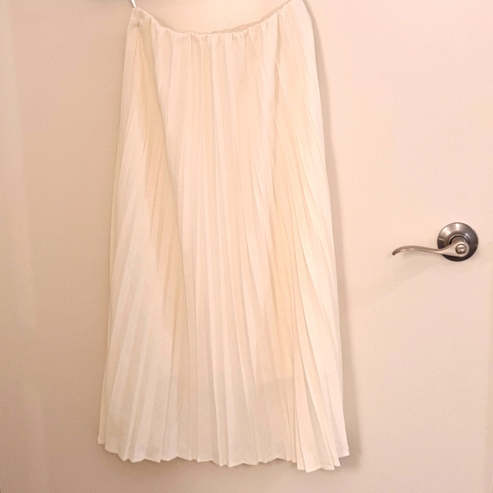 Uniqlo pleated skirt